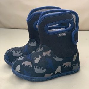Toddler size 8 bear BOGS